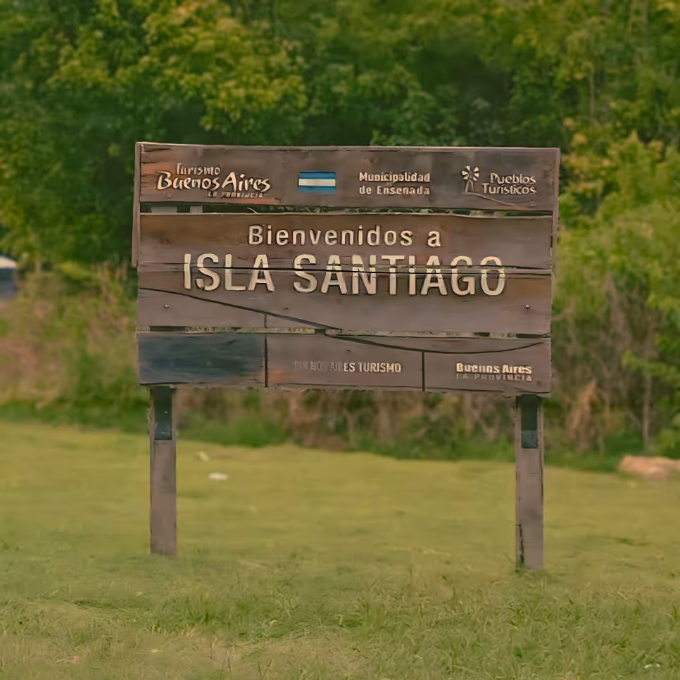Cartel de bienvenida a Isla Santiago tallado en madera.