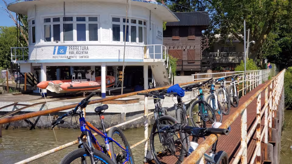 Bicicletas apoyadas junto al muelle en la ribera de Isla Santiago.