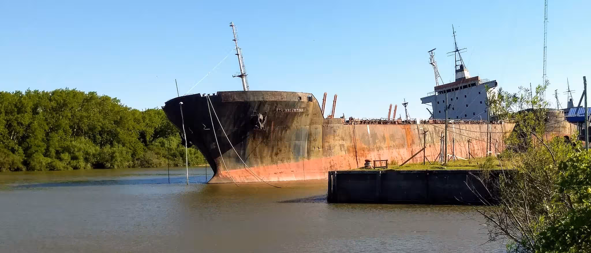 Buque de gran porte apostado en el tramo ancho del canal, visible desde la rambla de Isla Santiago.