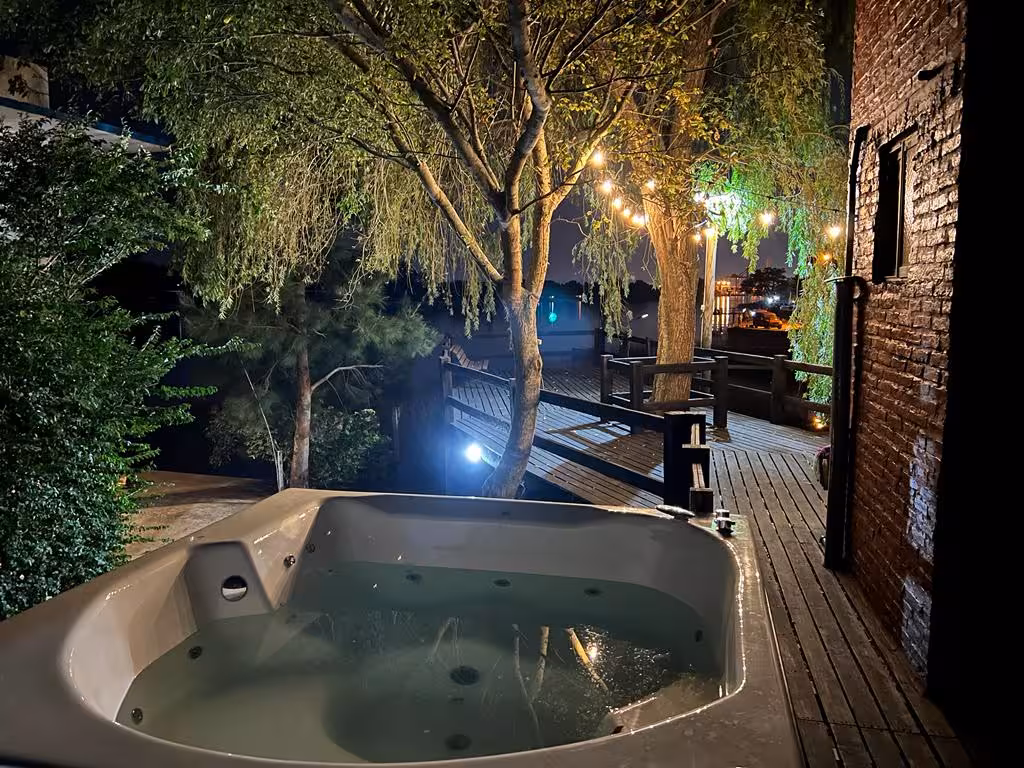 Jacuzzi y sector exterior de la cabaña en Isla Santiago.