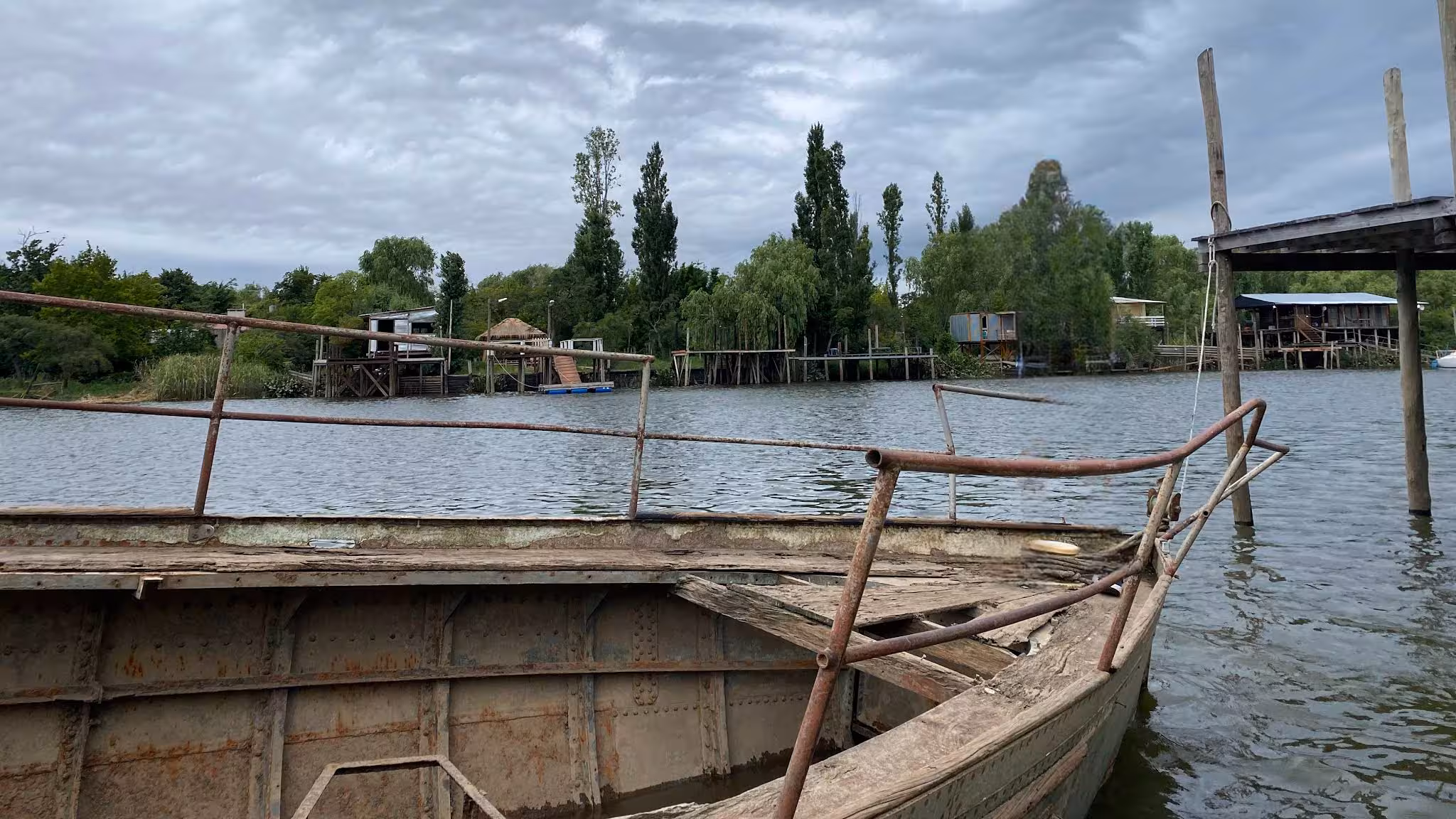 Embarcación menor apostada sobre la margen de la isla, visible desde la curva de acceso a la rambla.