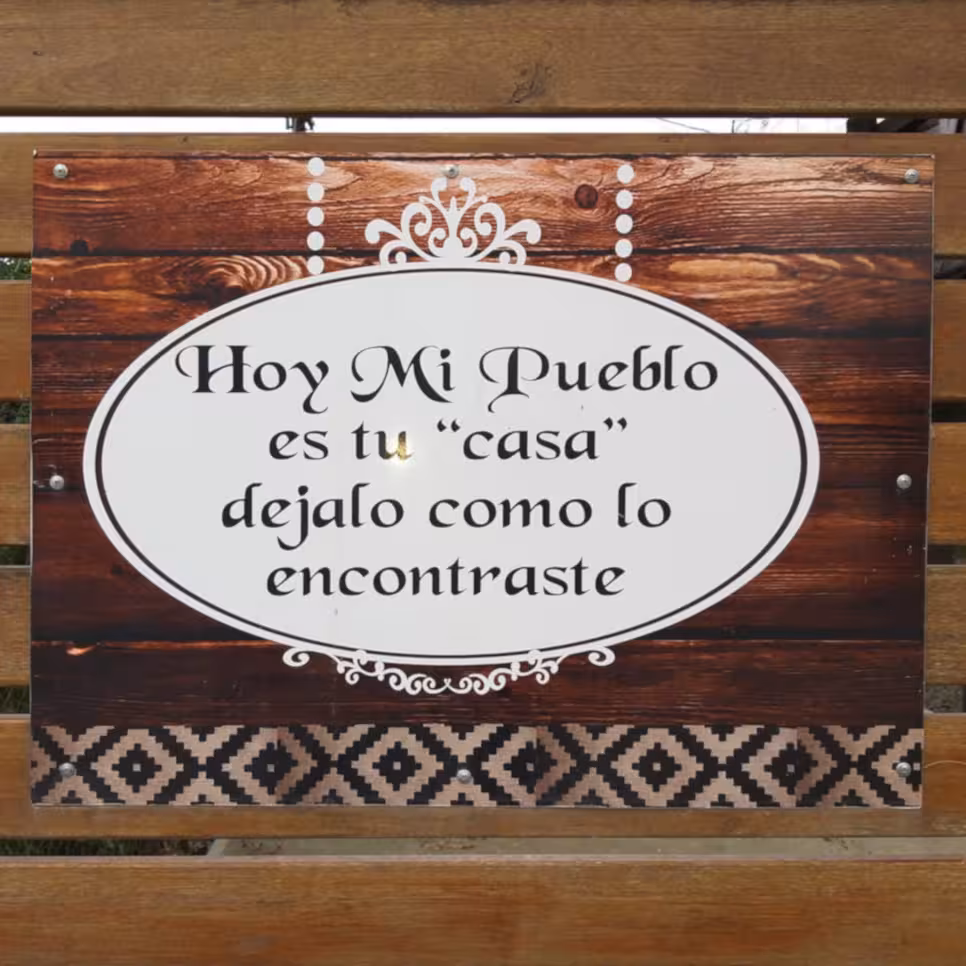 Cartel con la frase: Mi pueblo es tu casa, dejalo como lo encontraste.