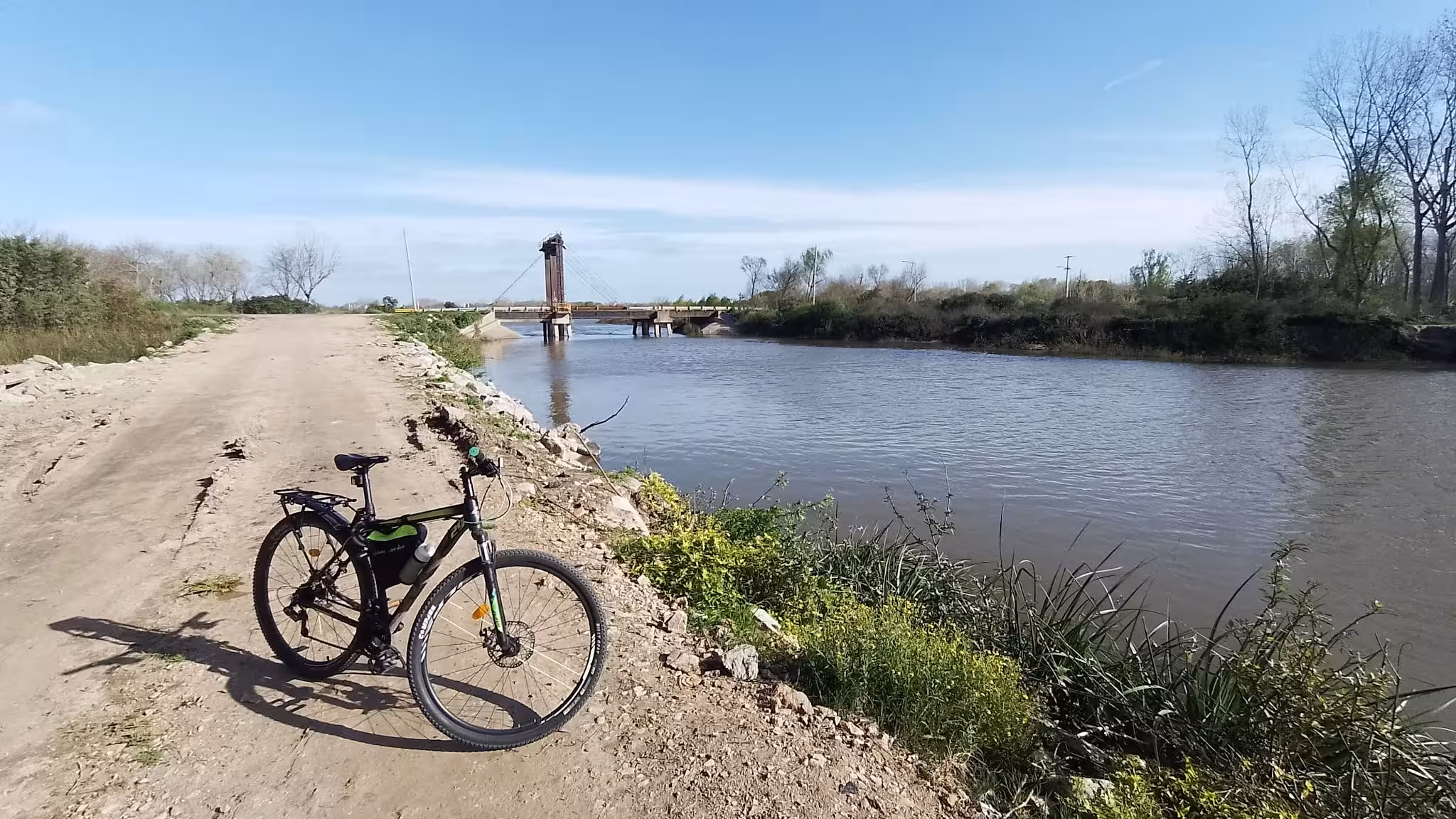 Grupo de ciclistas circulando por el camino costero hacia Isla Santiago.