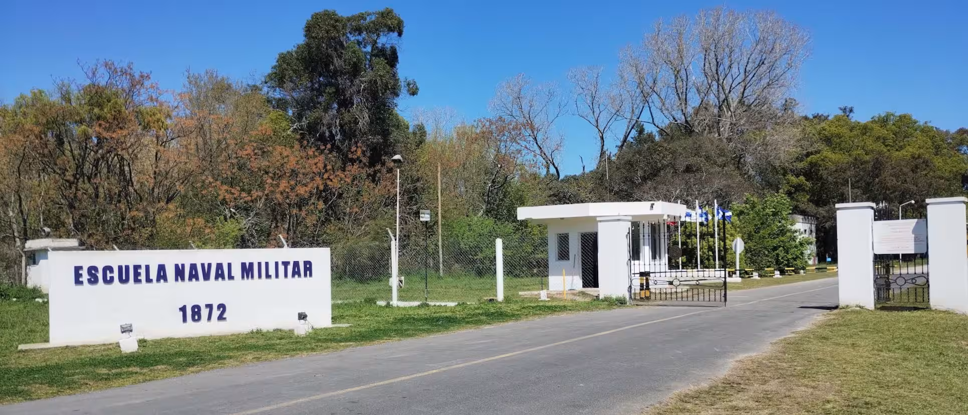 Escuela Naval Militar ubicada sobre el camino a Isla Santiago.