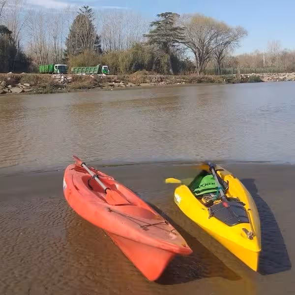 Grupo de kayaks navegando por la ribera de Isla Santiago.