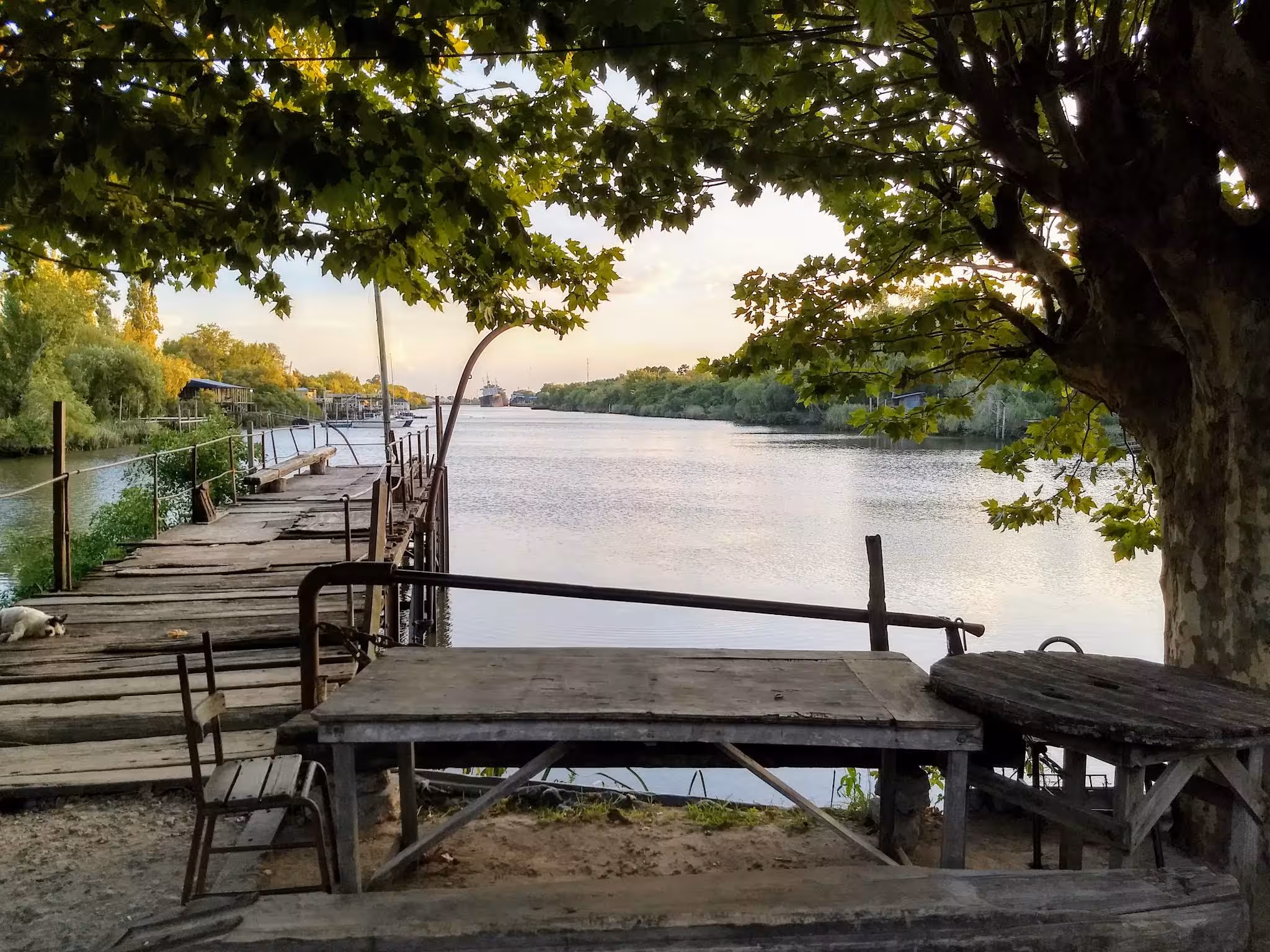 Muelle con mesa de madera en el sector del golfo de Isla Santiago.