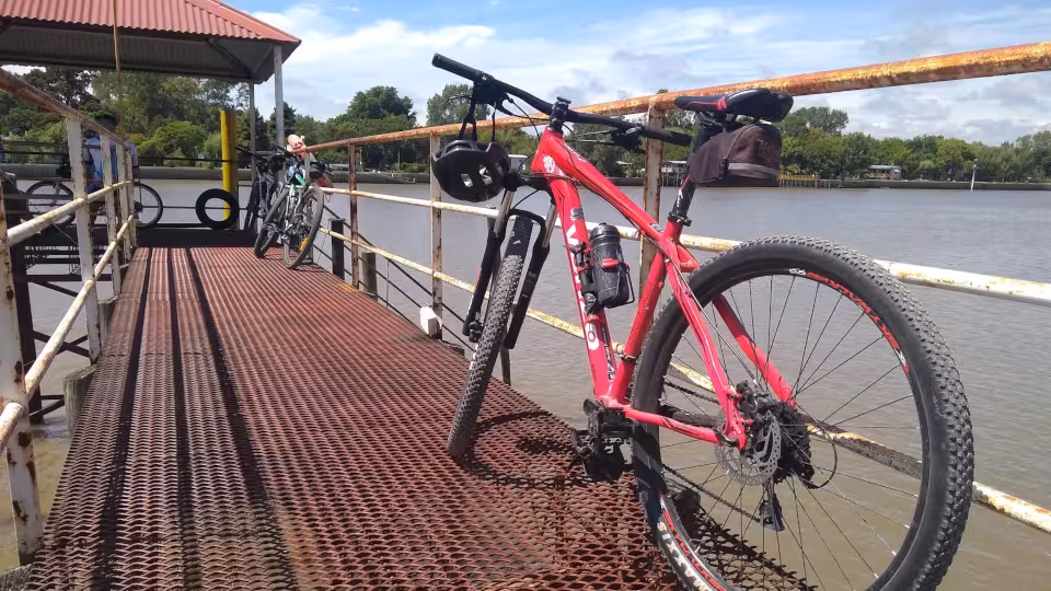 Zona de muelle y bicicletas detenidas en la costa cercana a Isla Santiago.