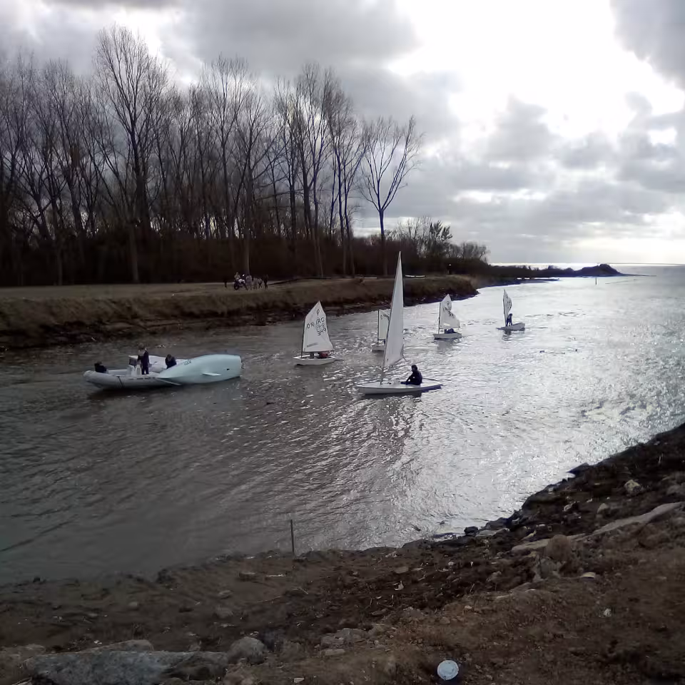 Kayak en la orilla con vista directa al agua en Isla Santiago.