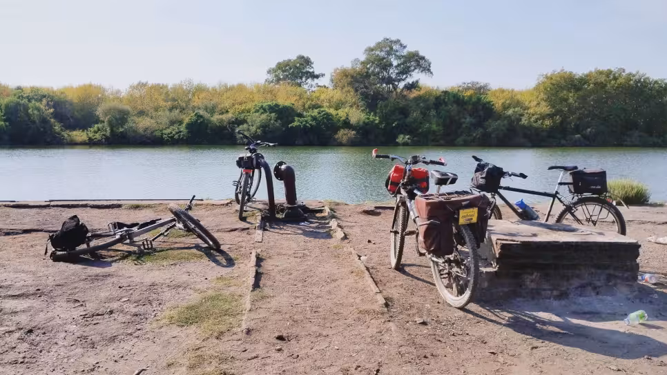 Punto de pesca y mirador en el acceso a la ribera de Isla Santiago.