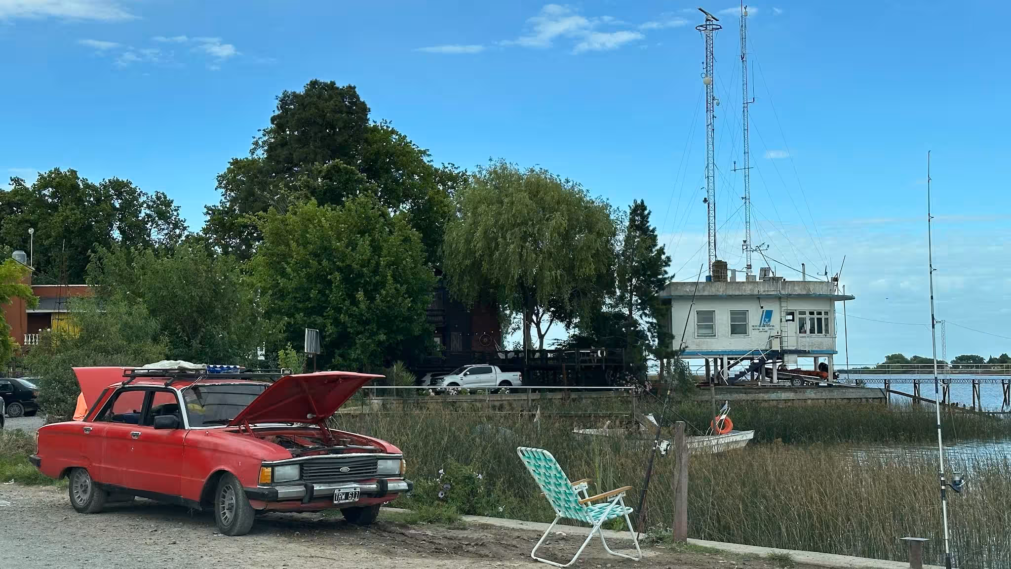 Pescador con su auto estacionado junto al muro en la rambla de Isla Santiago.